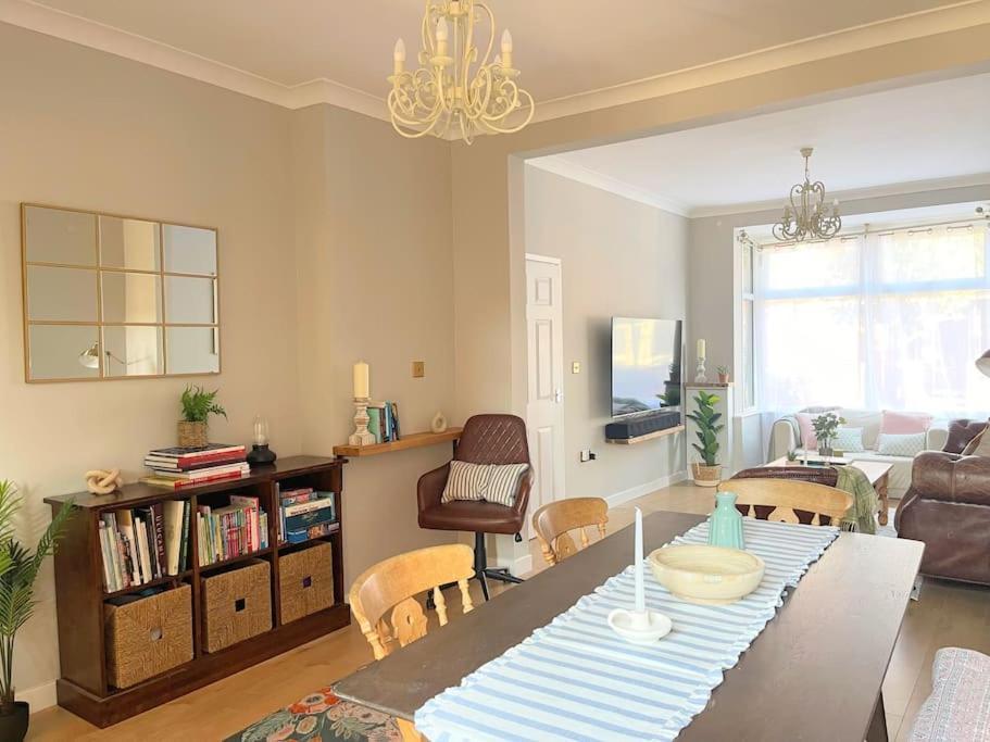 Artistic 3 Bed In Old Trafford Next To Mufc Holiday home Manchester
